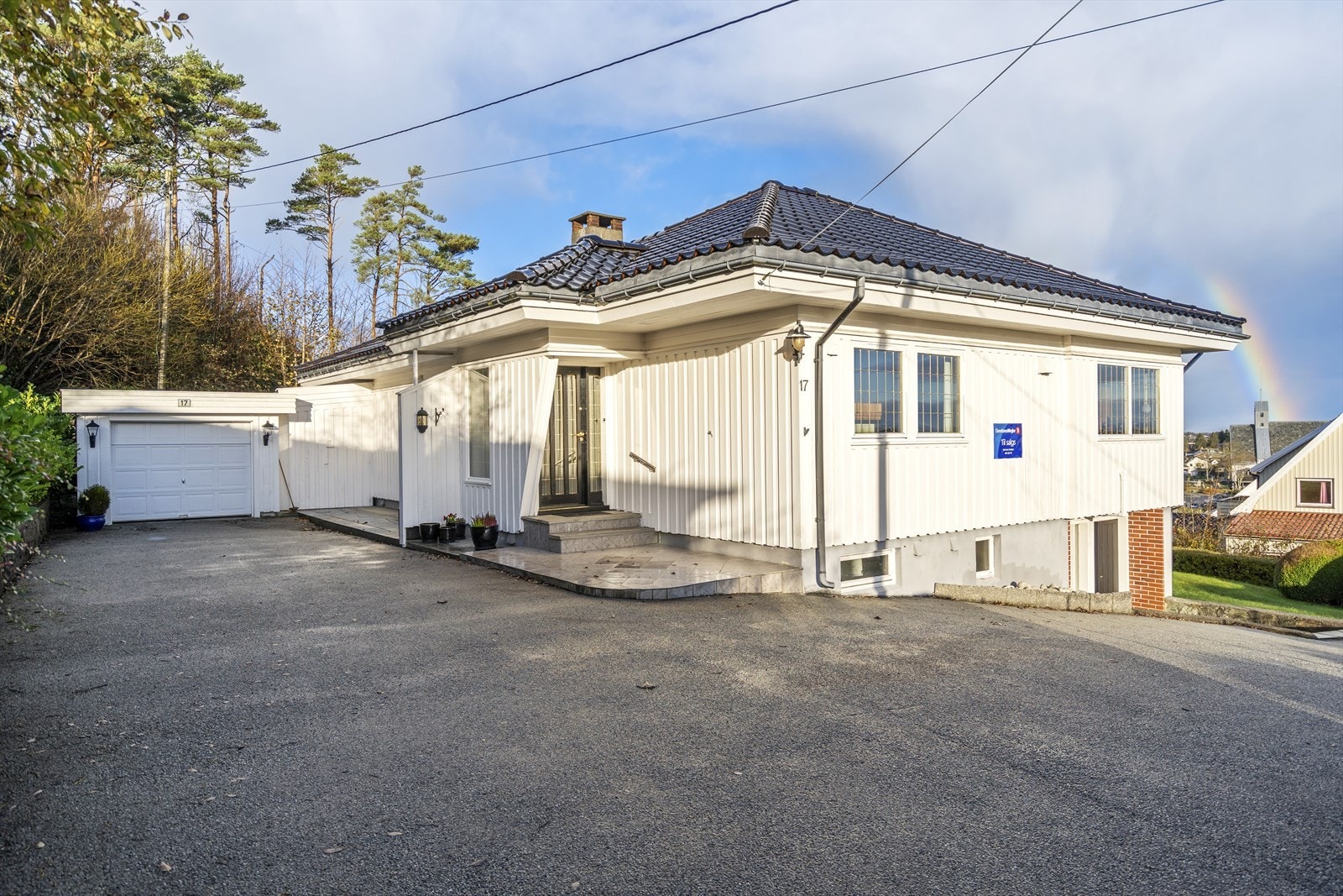 EiendomsMegler 1 v/Morten Karlsen presenterer Liarlundvegen 17! Velholdt, flott og innholdsrik enebolig med nydelig utsiktsbeliggenhet, og normal, god standard. Galleribilde