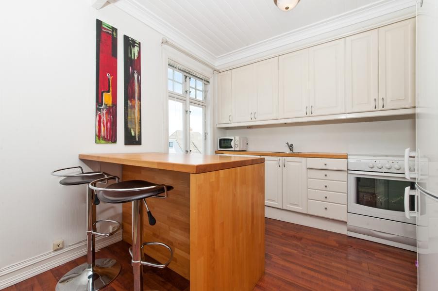 Kjøkken med alle hvitevarer Galleribilde