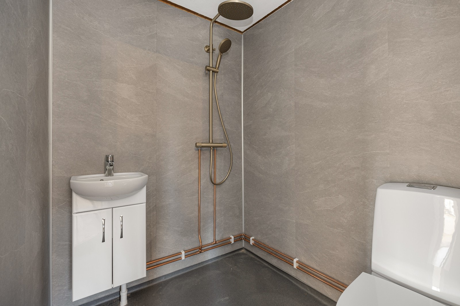 Badet i 2. etasje ble pusset opp i 2025, innredet med våtromsplater på veggene og våtromsbelegg på gulvet. Galleribilde