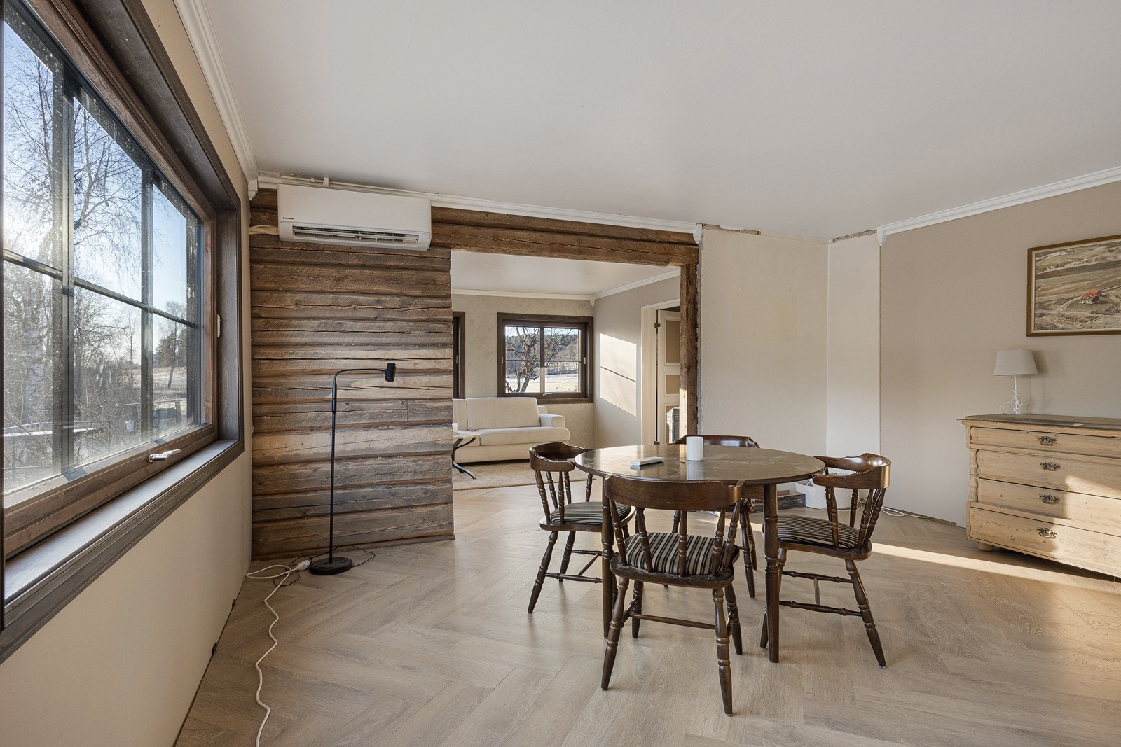 Laminatgulvet er det samme som i stuene, og under vinduet er det rom for en hyggelig, liten spiseplass. Galleribilde