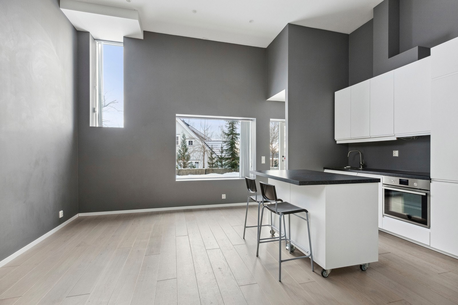 Lekkert kjøkken med flyttbar øy. Galleribilde