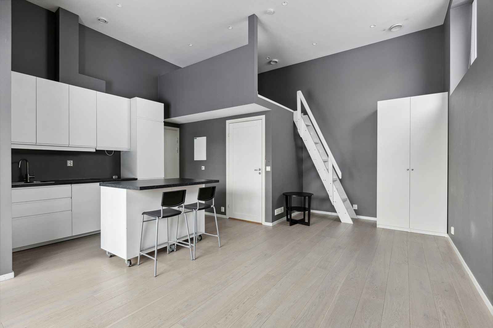 Boligen har svært godt takhøyde og store vinduer. Galleribilde