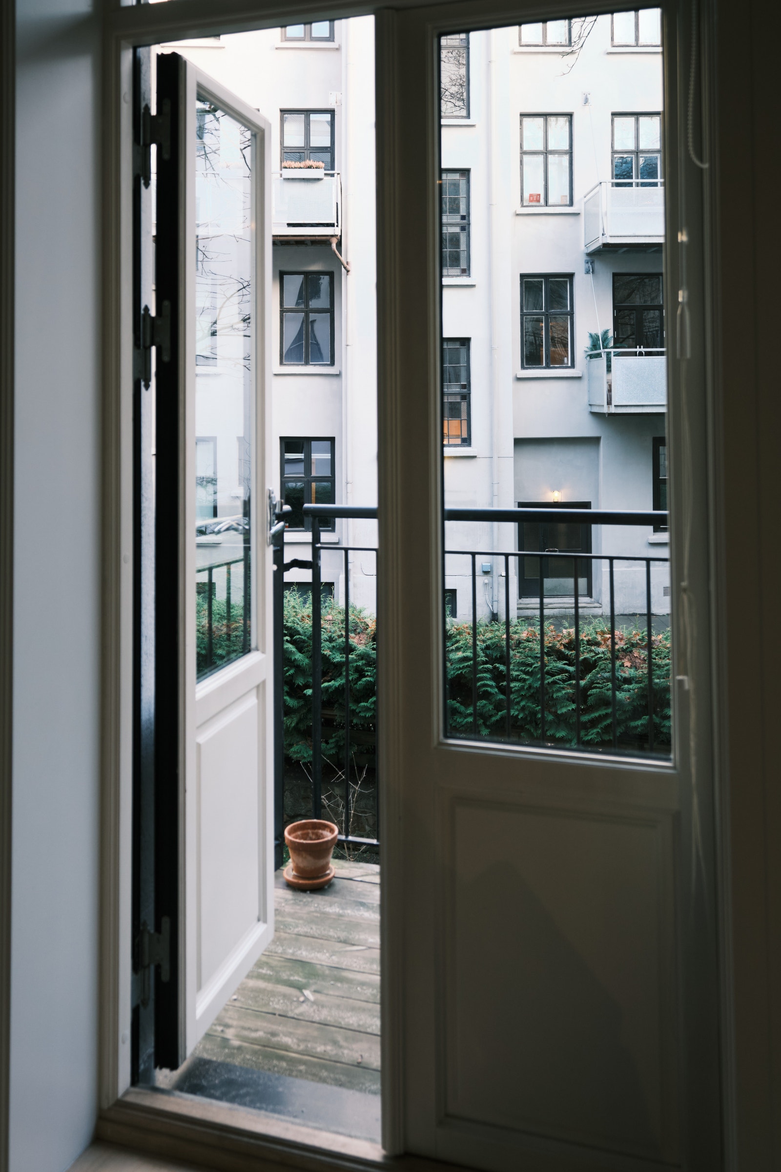 Balkong mot bakgård Galleribilde