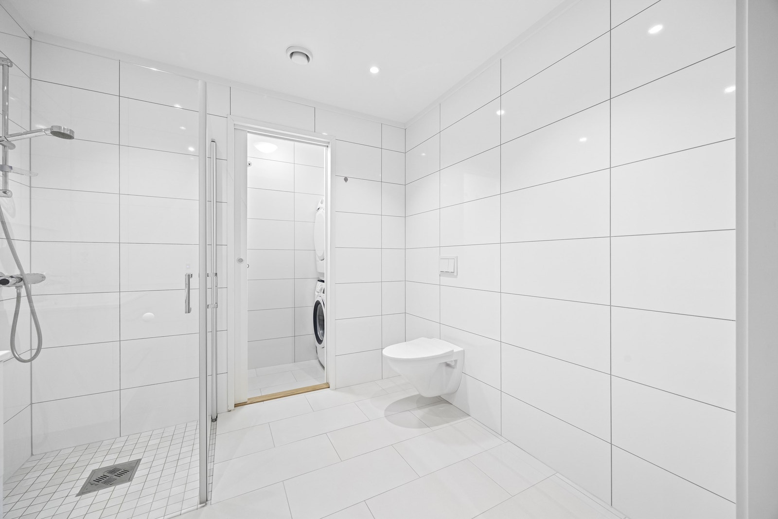 Det er også egen avdeling til vaskemaskin og varmtvannstank bak skyvedør. Galleribilde