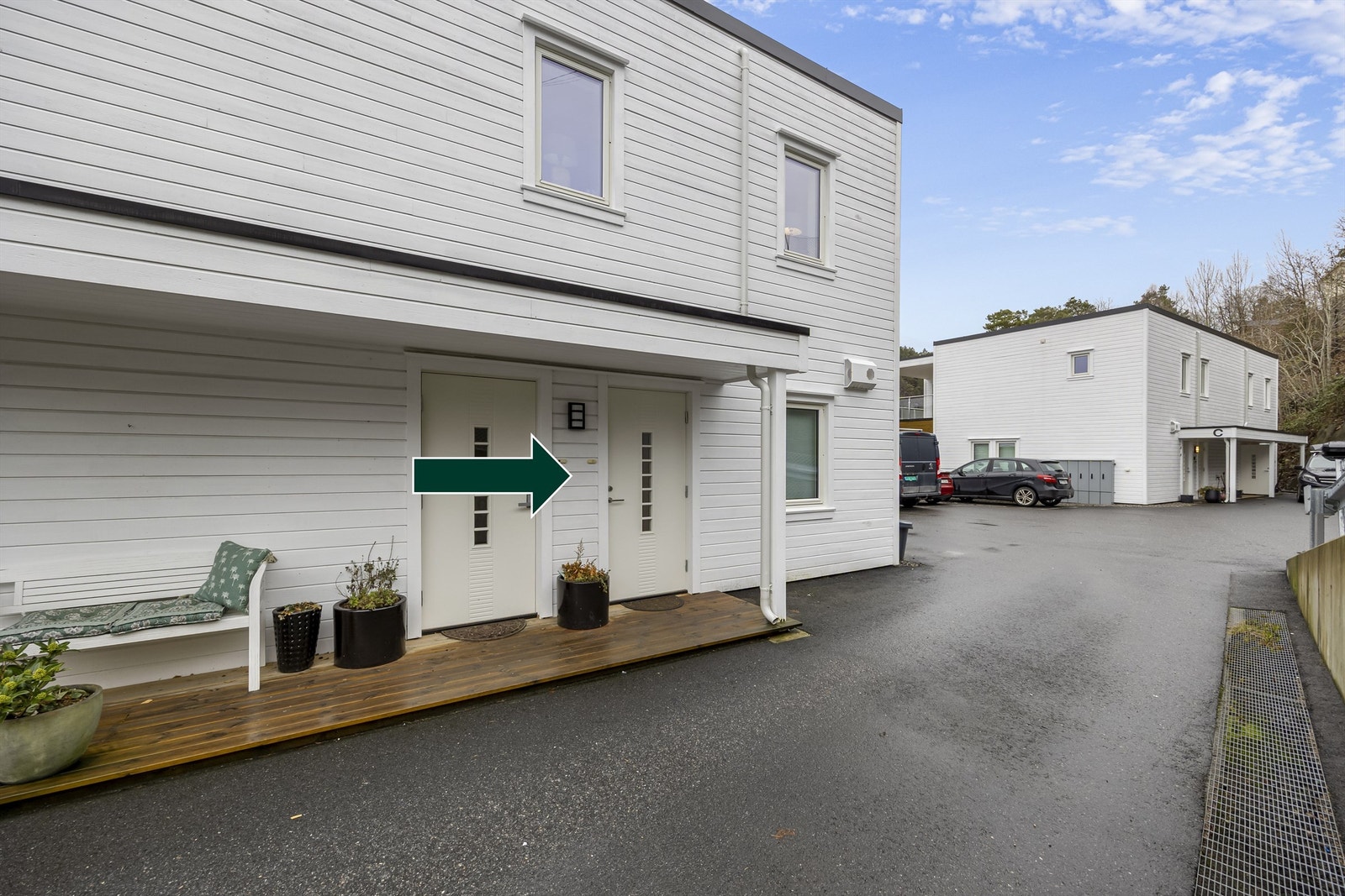 Inngang fra bakkeplan Galleribilde