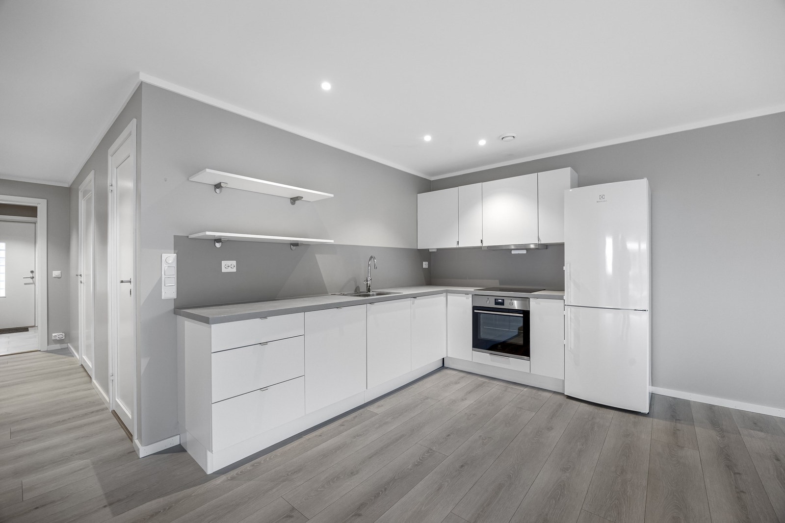 Kjøkkenet er fra Strai og integrerte hvitevarer medfølger i handelen. Galleribilde