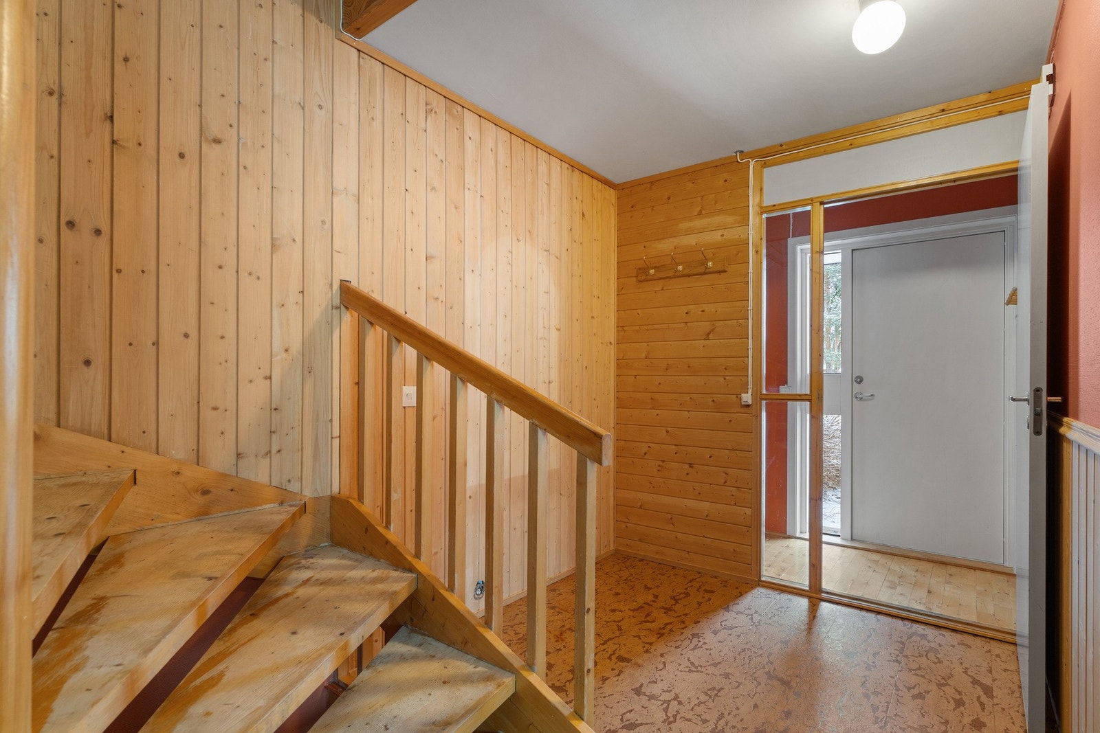 Romslig entré/gang med god garderobeplass. Galleribilde