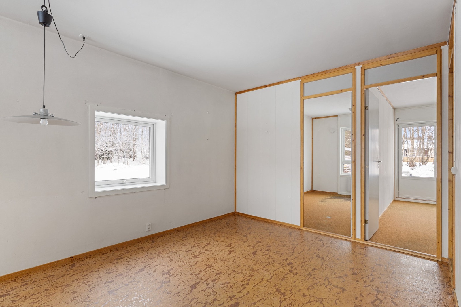 God plass til spisestue. Inngang til 2 soverom i 1.etg. Galleribilde