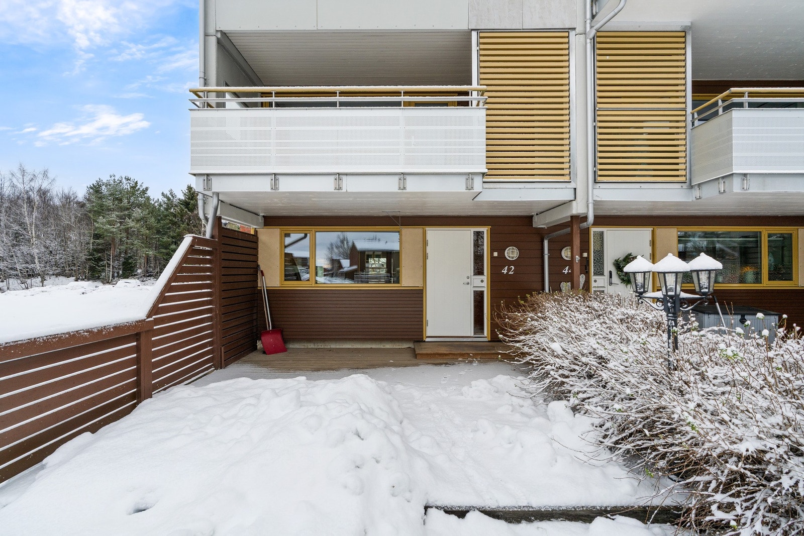 Terrassen er på 23 kvm. Takoverbygd inngangsparti og veranda i 2.etg. Galleribilde