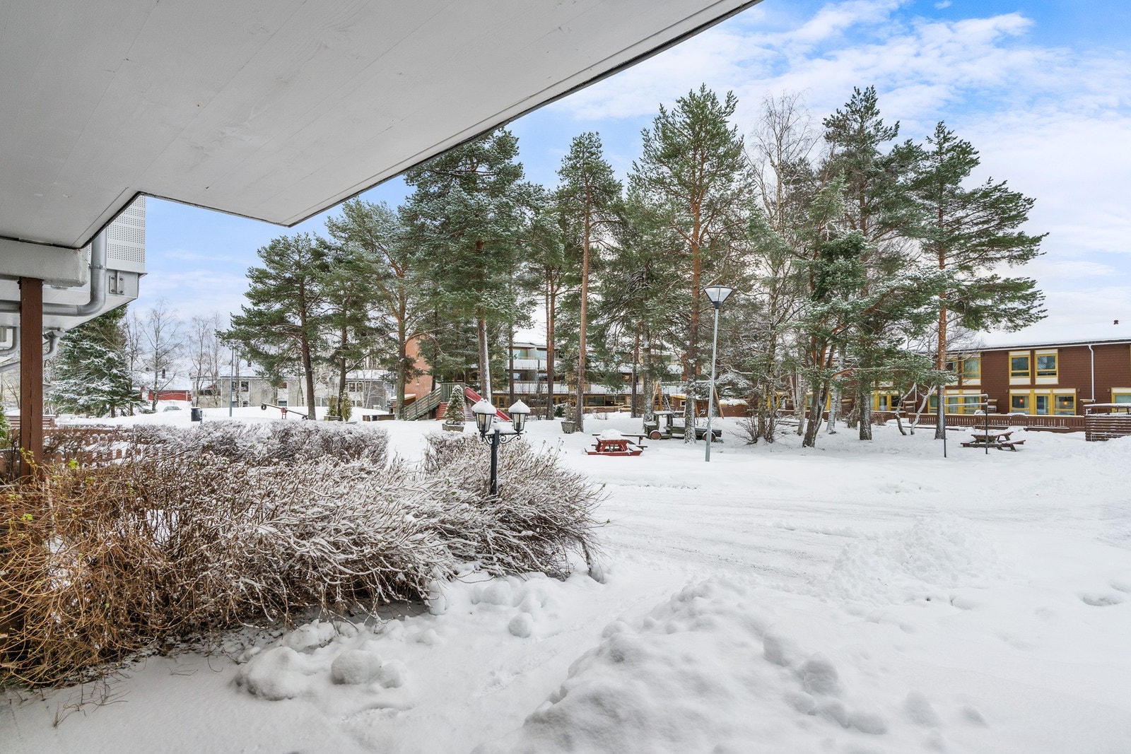 Rolig og skjermet område med gode solforhold og lekeplasser. Galleribilde