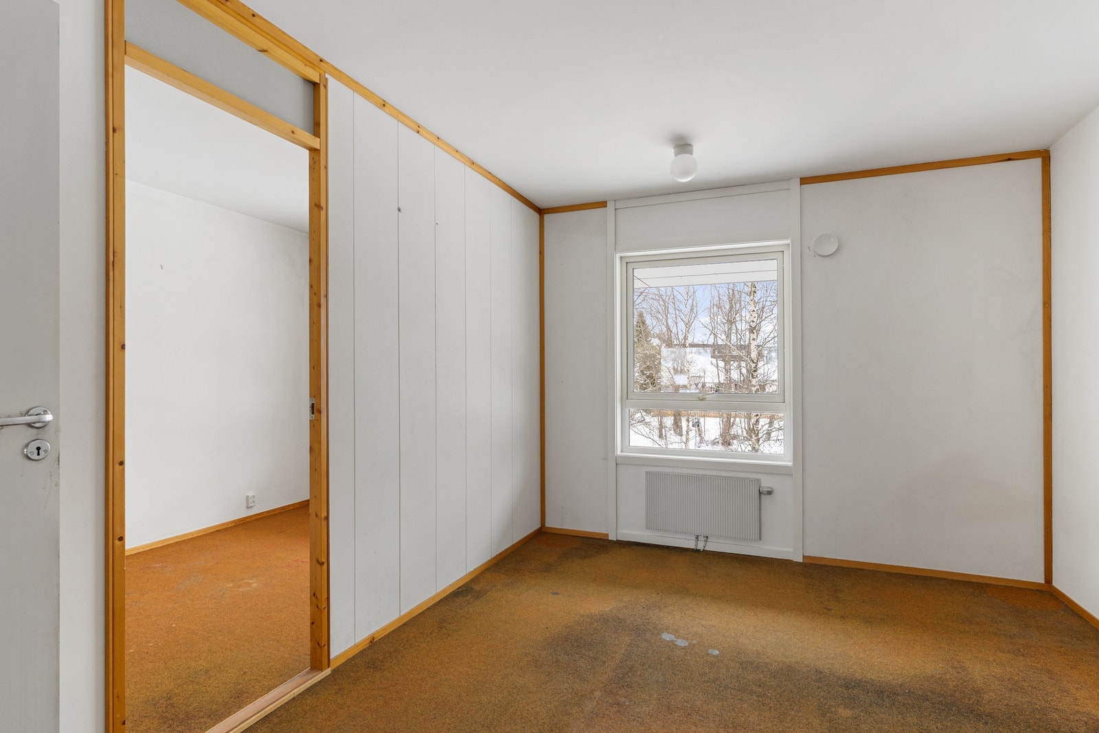 Stort soverom på 11 kvm, med tilhørende garderobe som kan gjøres til selvstendig soverom om man setter inn dør mot stuen. Galleribilde