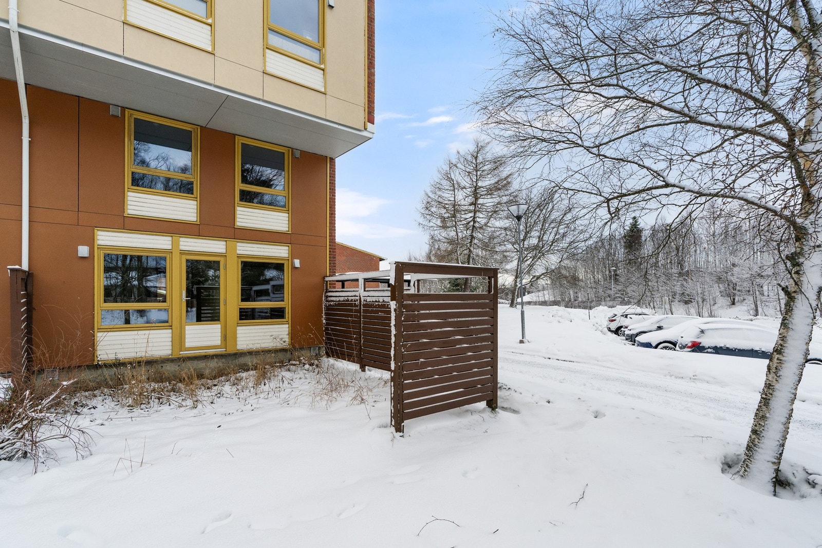 Skjermet uteplass med levegg på baksiden. Galleribilde