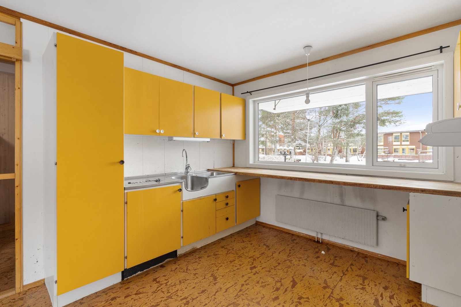 Kjøkken med fin utsikt mot fellesområder. Galleribilde