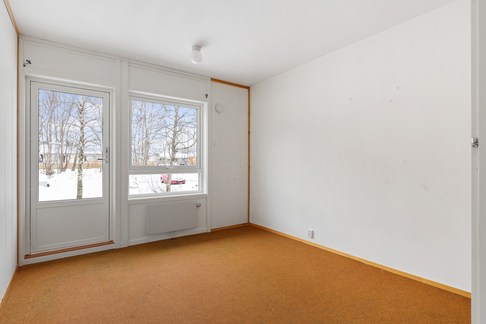 Romslig soverom i 1. etasje på 11 kvm. med utgang til markterrasse på baksiden. Galleribilde