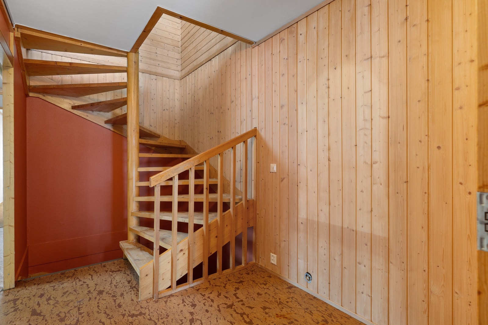 Trapp opp til 2. etasje, samt ned til kjelleren. Galleribilde