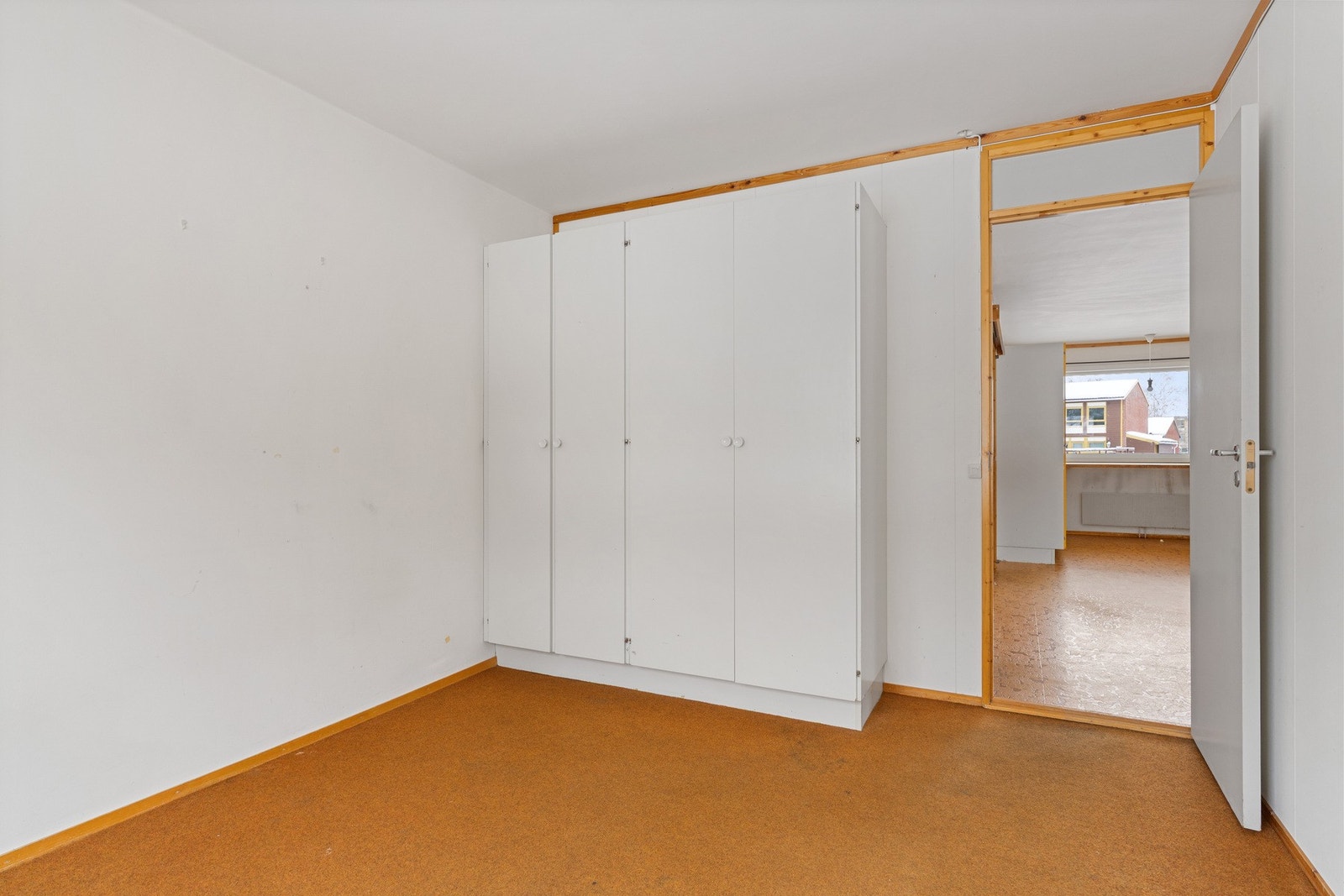 God plass til skap og oppbevaring samt dobbeltseng. Galleribilde