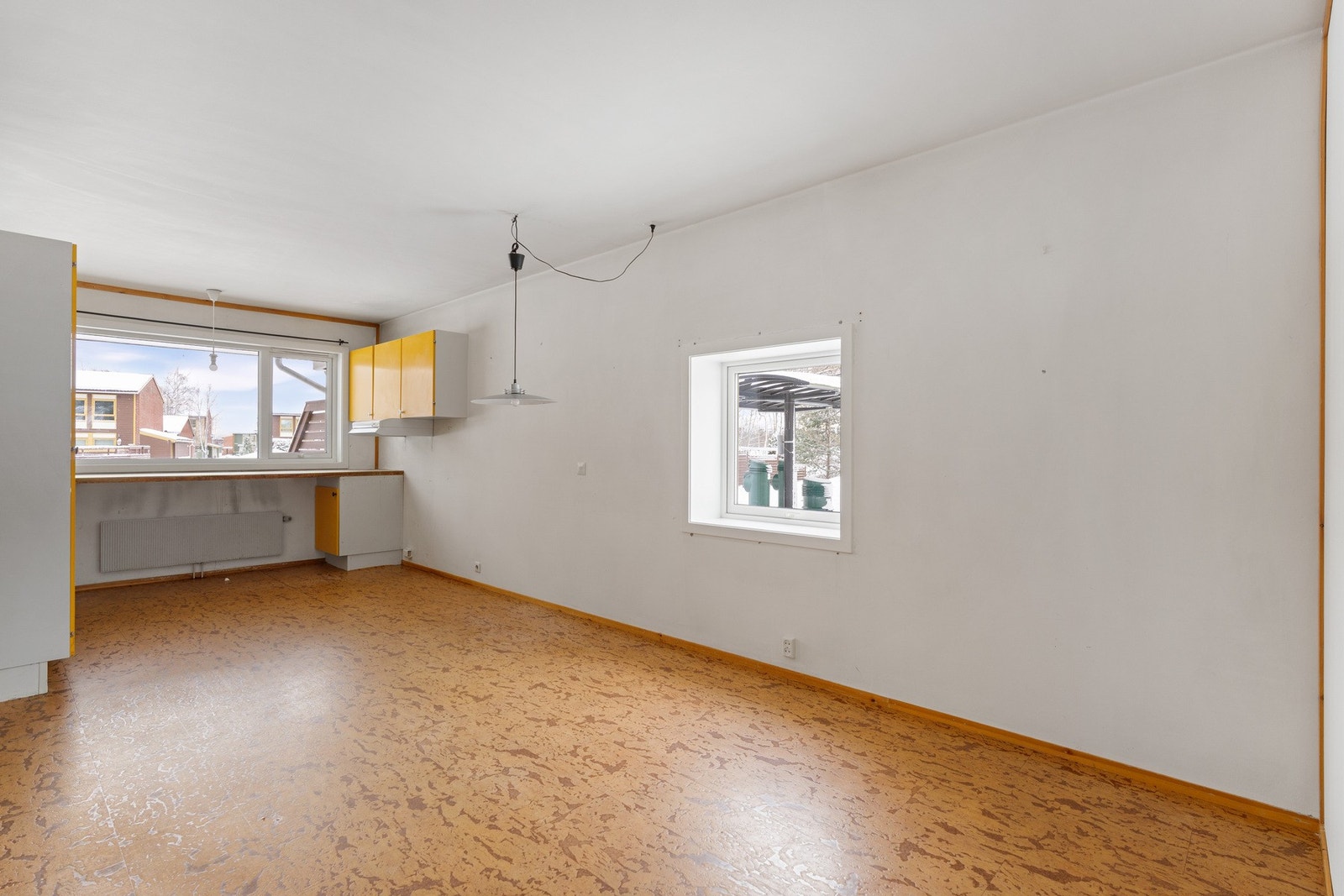 Ekstra vindu på grunn av hjørnebeliggenhet gir ekstra lysinnslipp og god romfølelse. Galleribilde