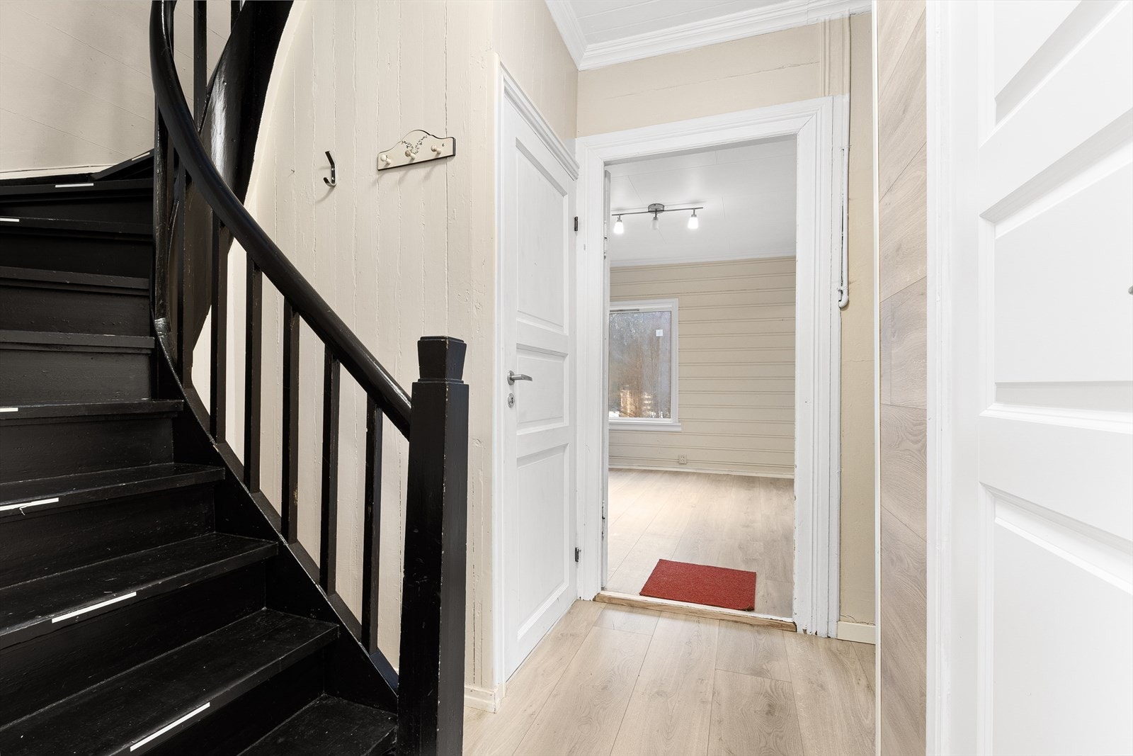 Gang med trapp opp til 2. etasje. Galleribilde