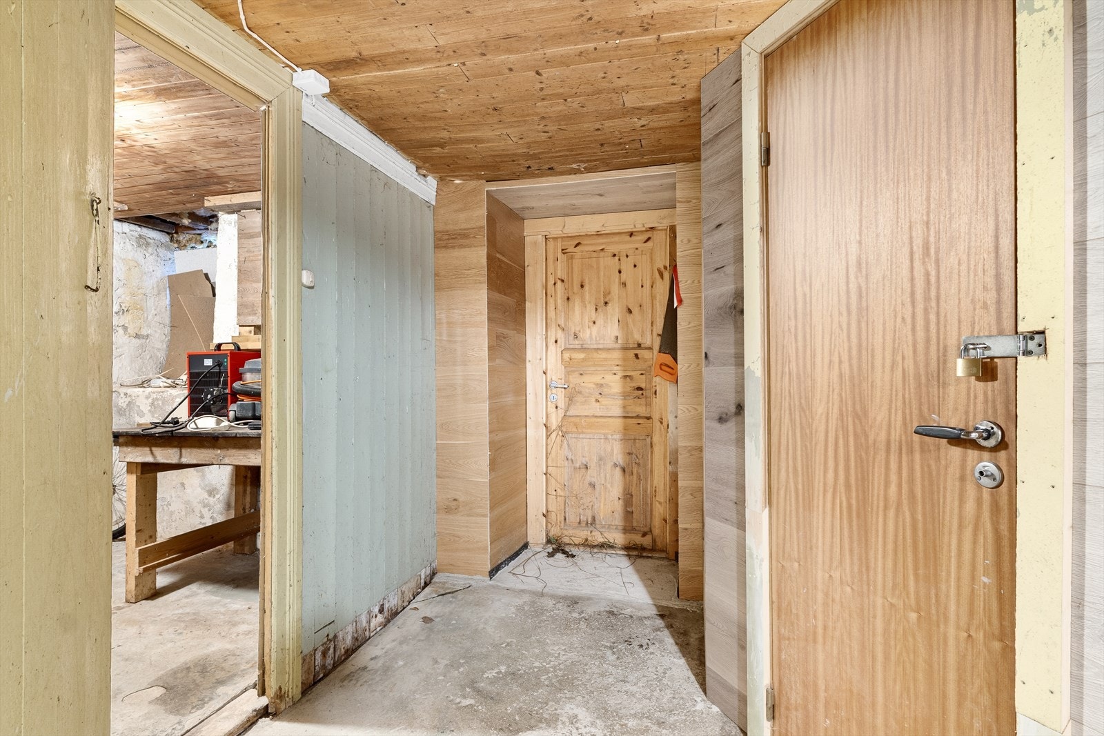 Kjelleren inneholder to store boder på henholdsvis 10,7 m² og 10,3 m². Galleribilde