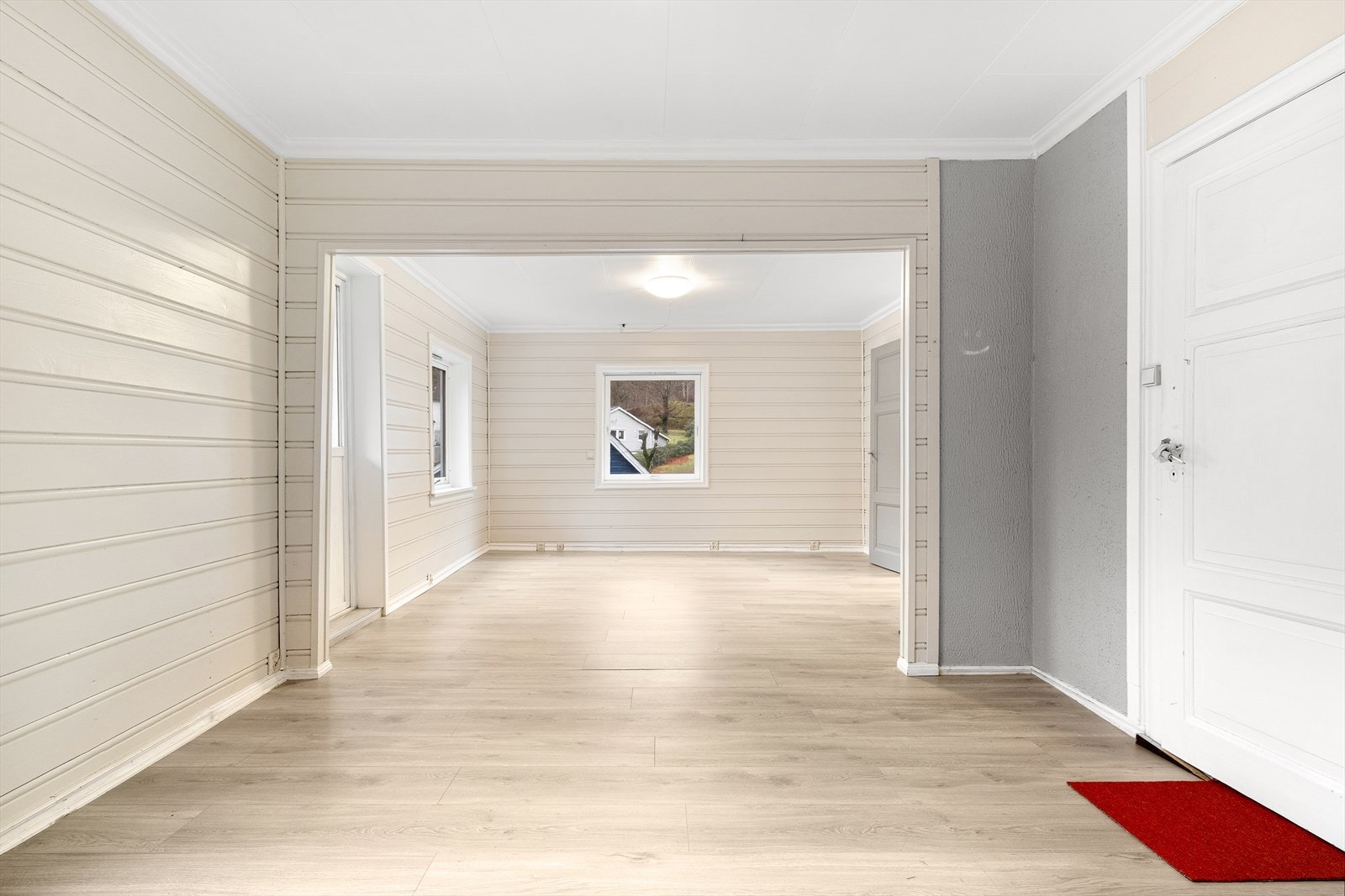 Her er det gode møbleringsmuligheter for sofagruppe og tv-krok, i tillegg til en egen spisestuesone. Galleribilde