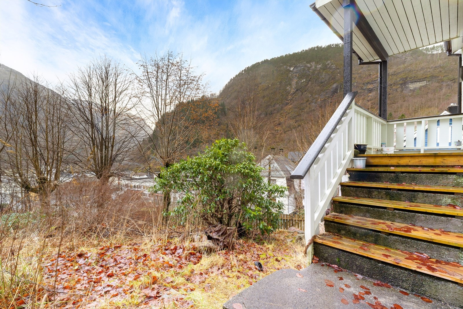 Stor og fin utsiktstomt med gode solforhold for området. Tomten er overgrodd og har stort potensiale for videre opparbeidelse. Galleribilde