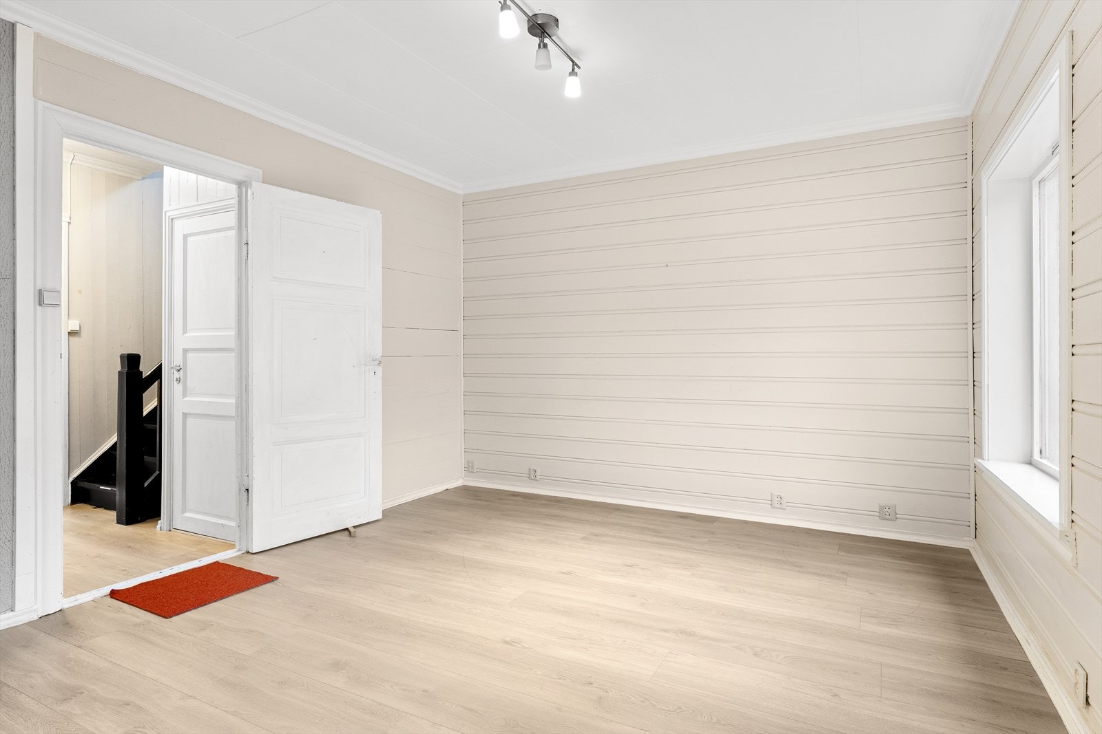 Stuen er praktisk inndelt i sone for tv-stue og spisestue. Galleribilde