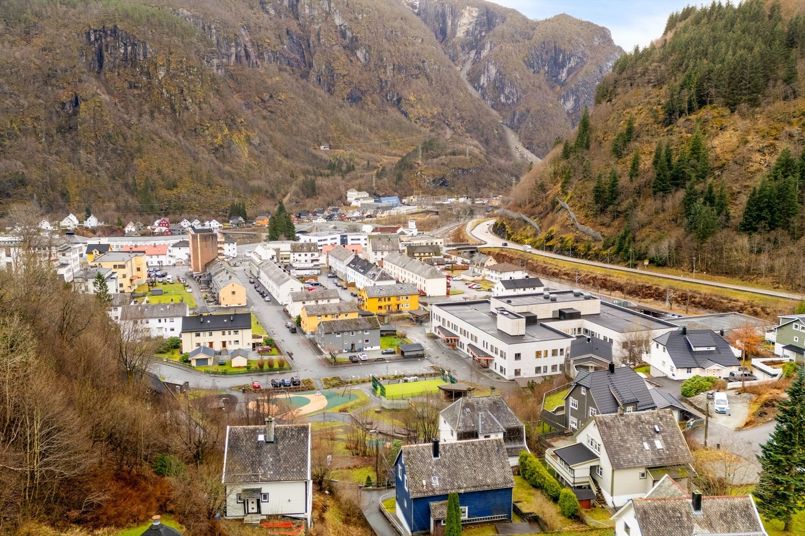 En sjarmerende enebolig over tre plan, med svært familievennlig beliggenhet på Dale. Galleribilde