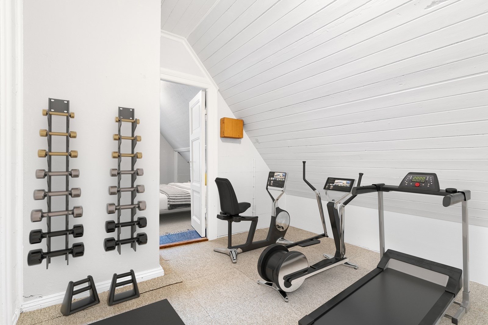 Loftsgang i 2 etasje er romslig og kan brukes som spillrom, lekerom, tv-stue eller treningsrom o.l. Galleribilde