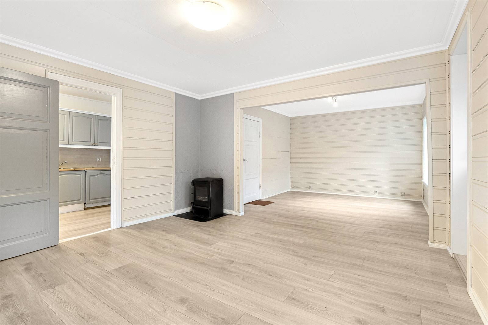 Hovedetasjen er oppusset og fremstår lys, trivelig og innbydende. Galleribilde