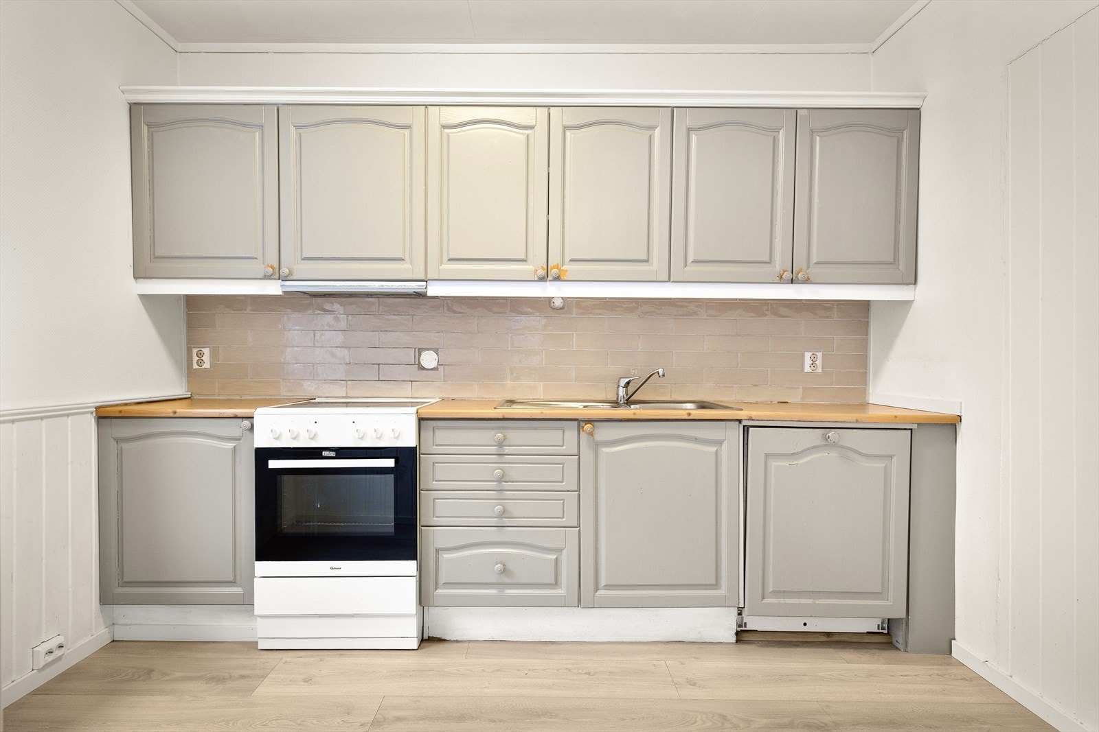 Kjøkkenet har integrert oppvarkmaskin, og opplegg for komfyr. Galleribilde