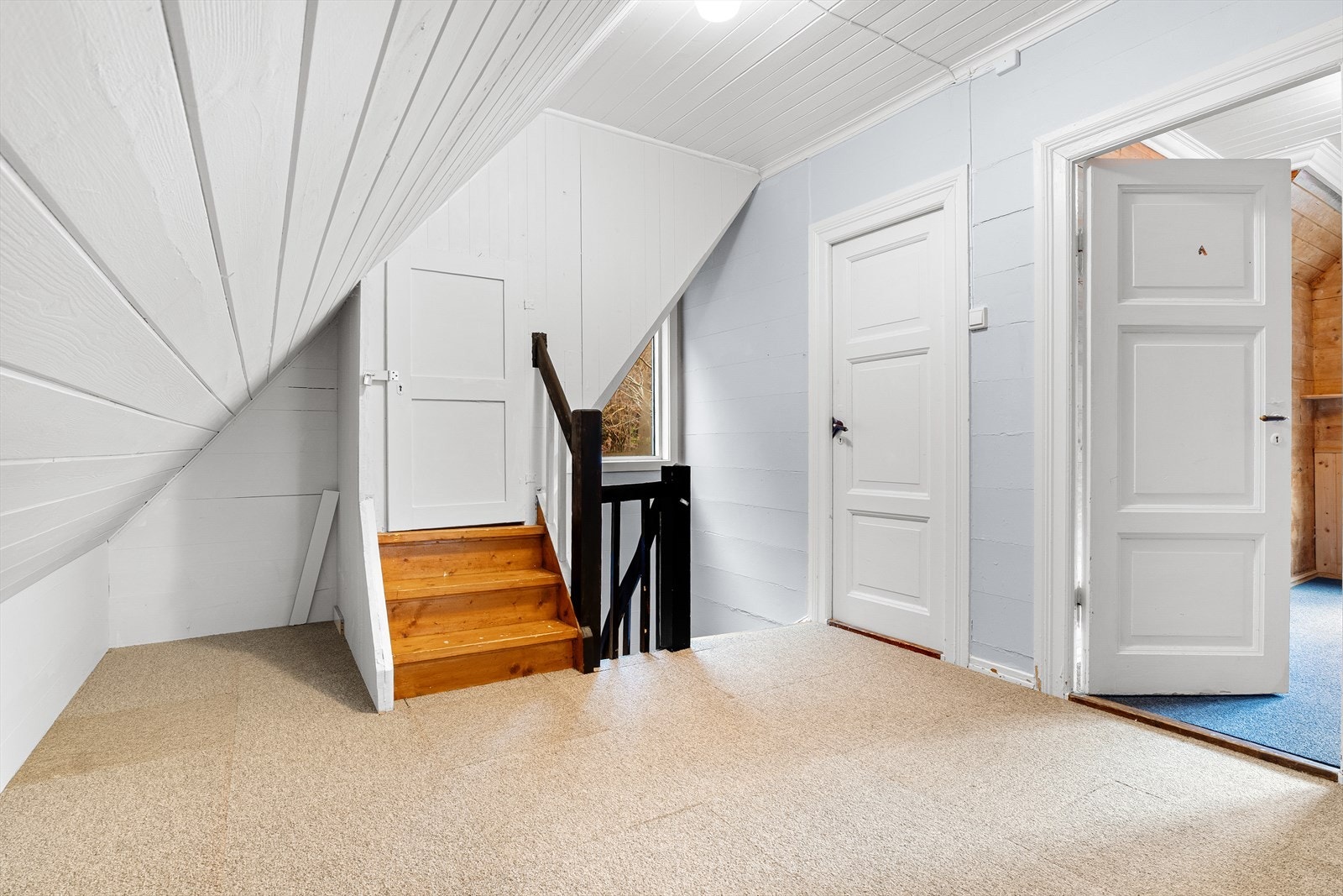 Loftstue/gang mellom rommene som fungerer perfekt som tv-stue, lekerom eller et ekstra samlingspunkt for barna. Galleribilde