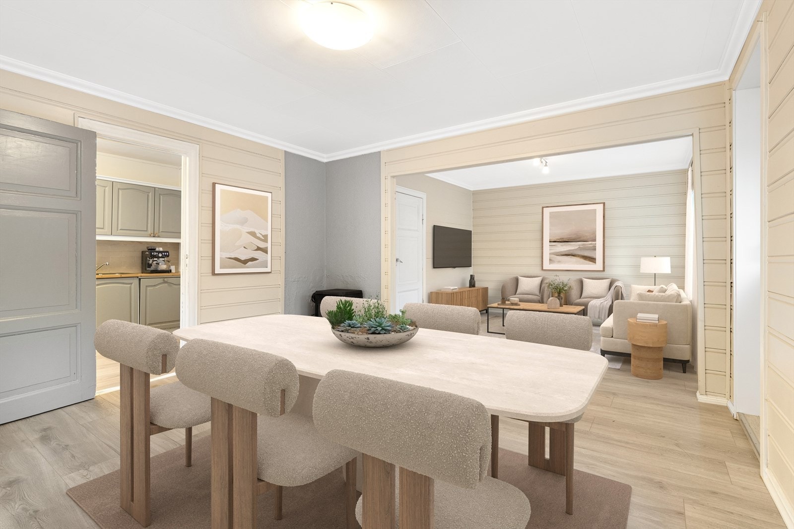 Enkelte rom er digtialt stylet av fotograf for å vise hvordan rommene kan se ut møblert. Stue med vedovn, inngang til kjøkken og utgang til terrasse/hage Galleribilde