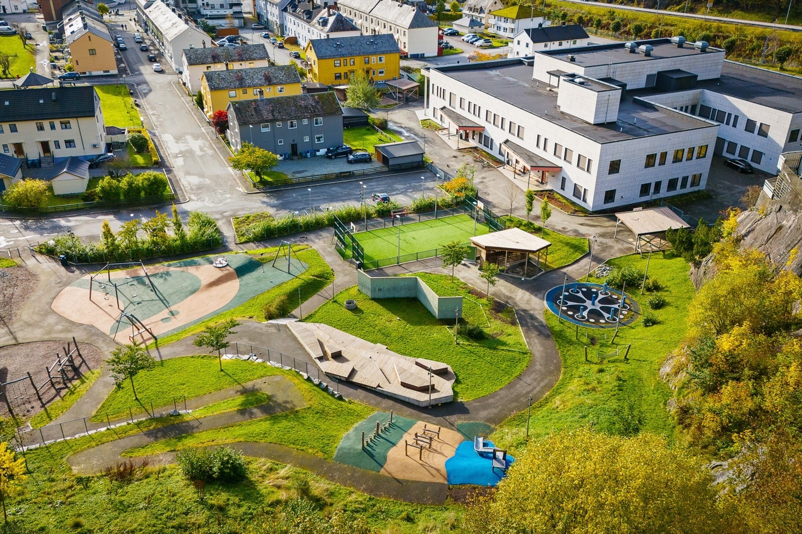 Barnehage og skole i umiddelbar nærhet. Boligen ligger rett over Dale sentrum med nærhet til det meste på Dale. Galleribilde