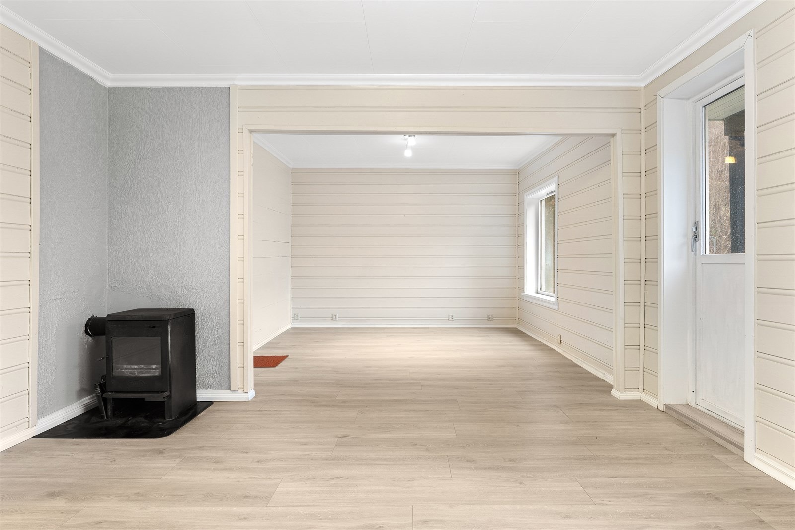 Stuen har store vindusflater som slipper inn rikelig med dagslys. Galleribilde