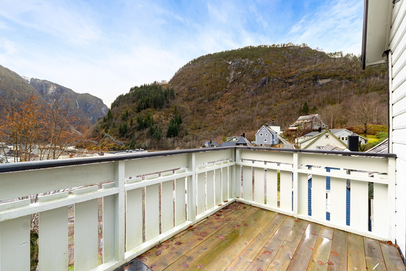 Fra 2. etasje har du også utgang til en terrasse på 5 m², hvor utsikten over Dale virkelig kommer til sin rett. Galleribilde