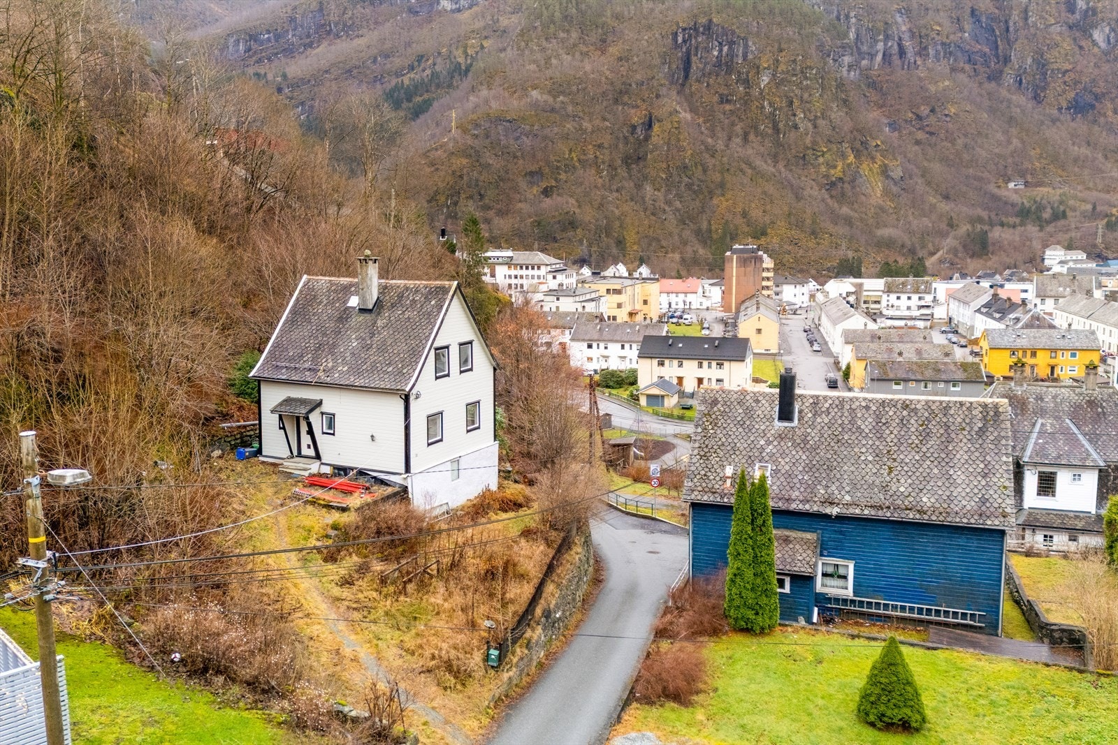 Holhovdvegen 3 har en høy og fri beliggenhet på Dale. Galleribilde