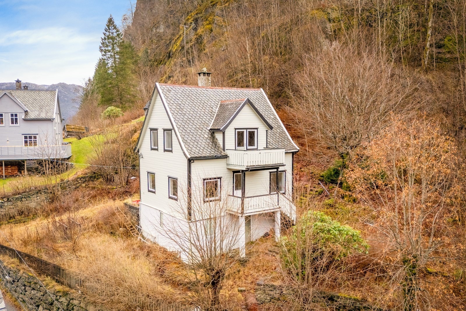 Boligen har en tilbaketrukket beliggenhet i rolige omgivelser. Galleribilde