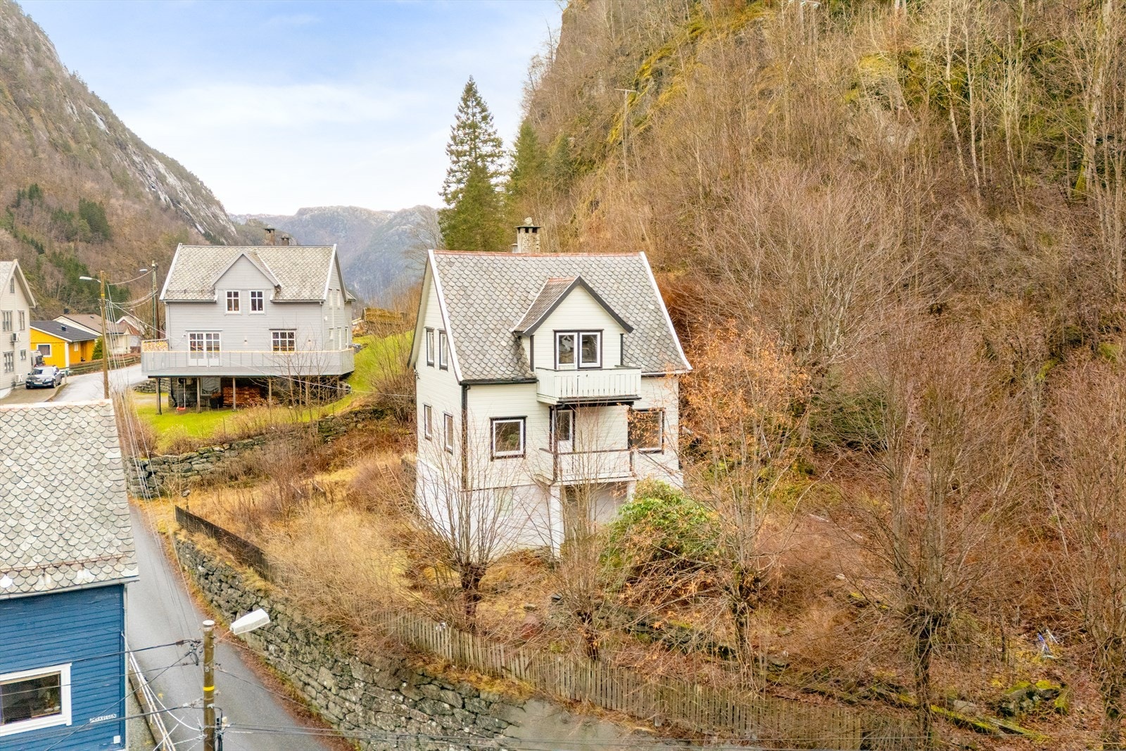 Fra boligen har en kort gangavstand til barnehage, skole, dagligvare, apotek og toglinje. Galleribilde