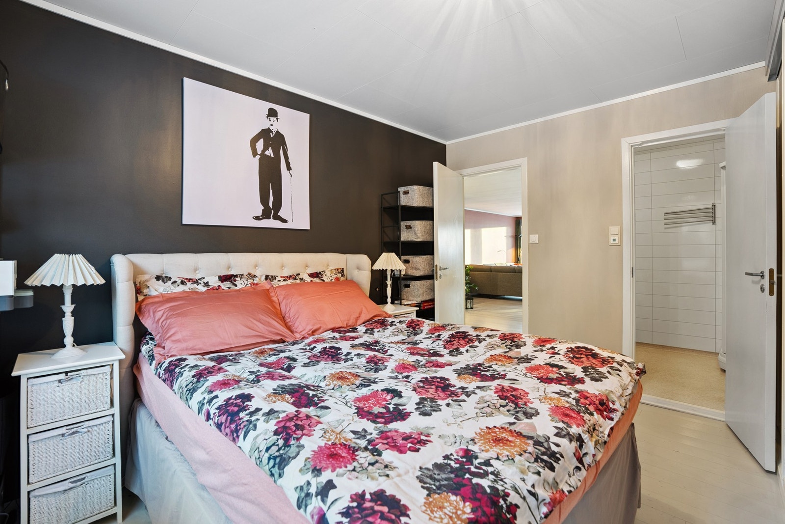 Hovedsoverom med inngang til bad Galleribilde