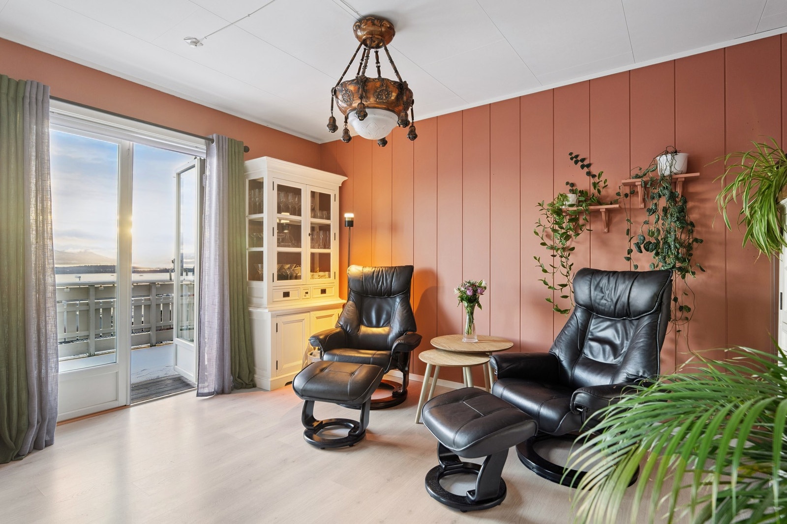 Stuen har en god planløsning og gir plass til flere soner. Utgang til balkong fra stue Galleribilde