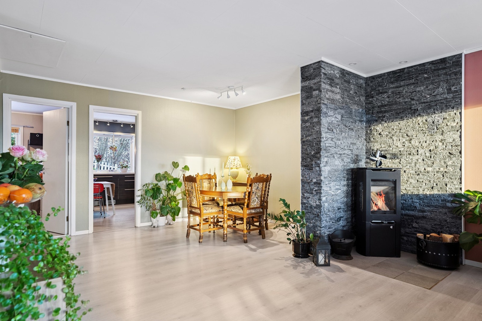 Mellom stue og spisestue har man vedovn, ny i 2013 Galleribilde