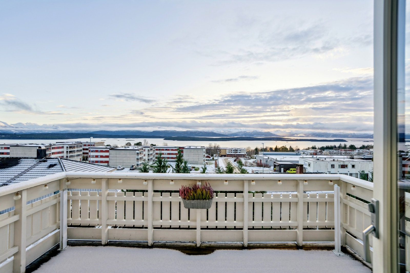 Flott utsikt og sol fra tidlig morgen Galleribilde