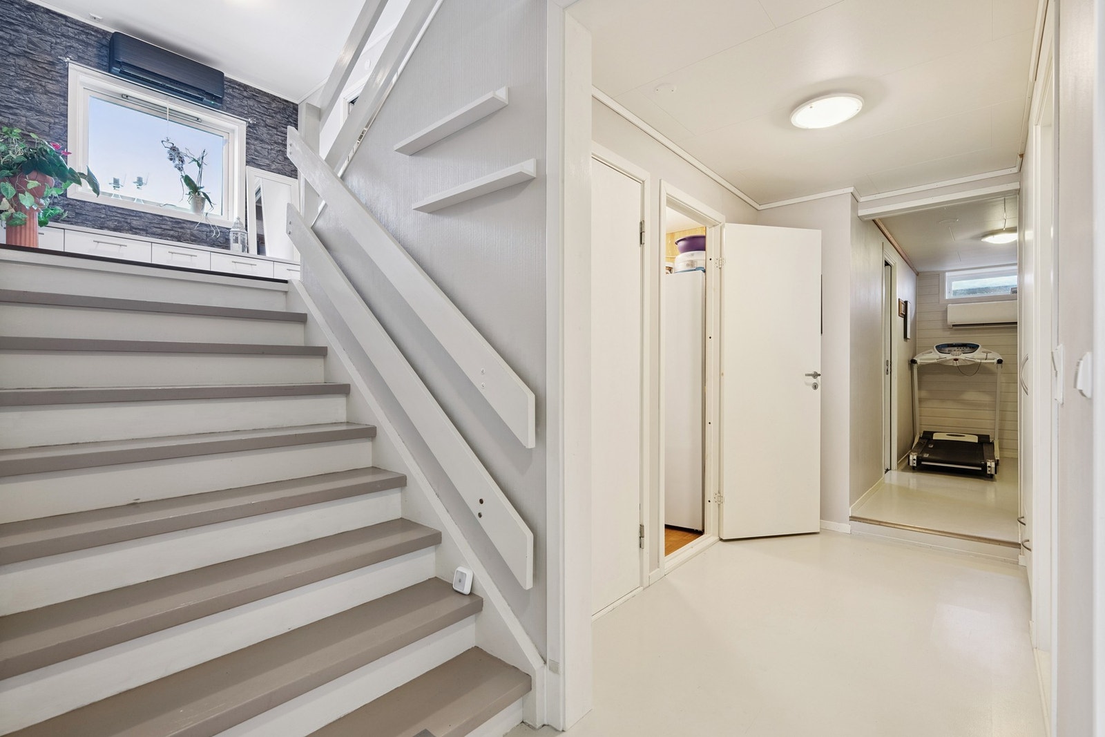 Gang. Varmepumpe i gang hovedetasje og i underetasje Galleribilde