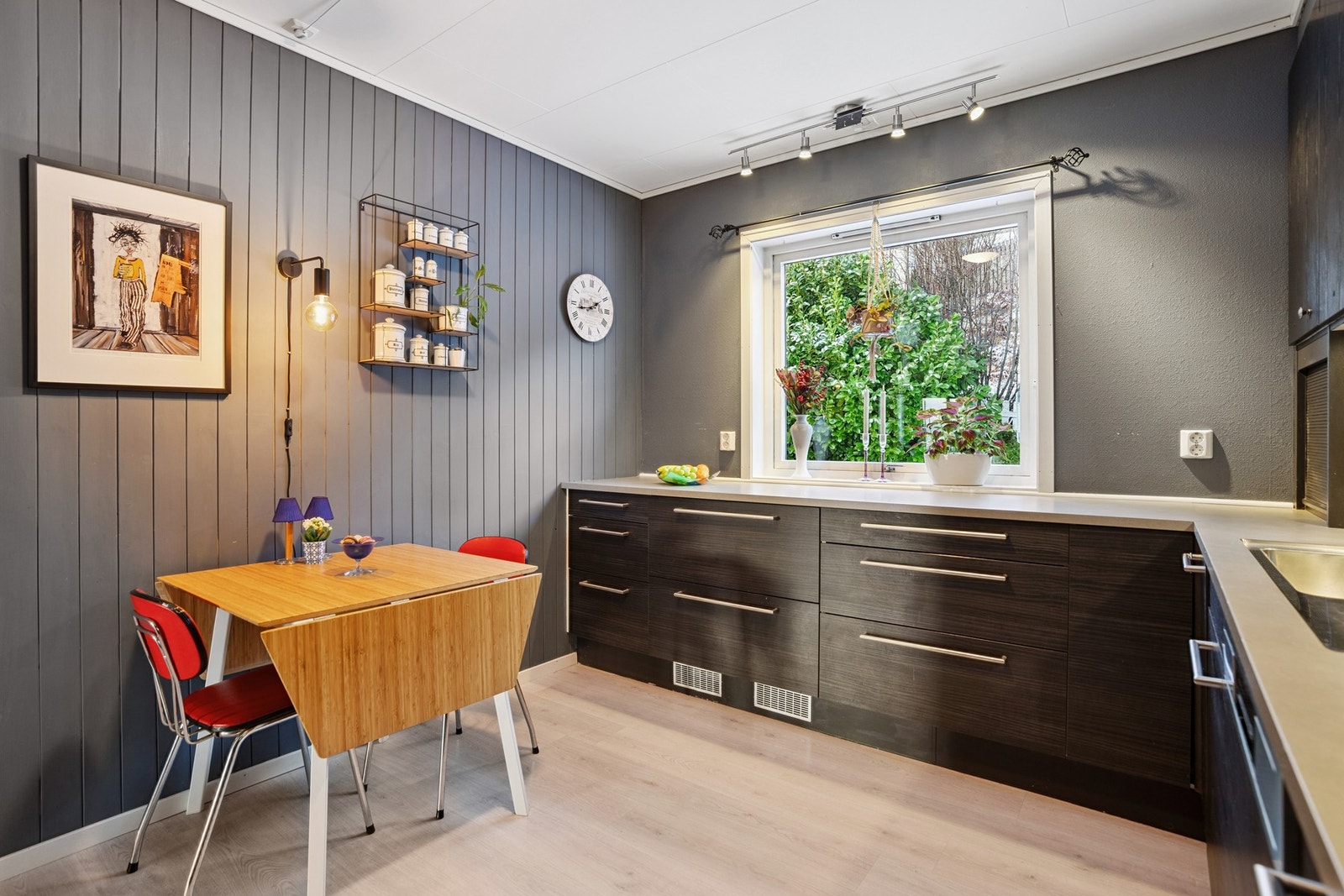 Romslig kjøkken med innredning fra HTH Galleribilde