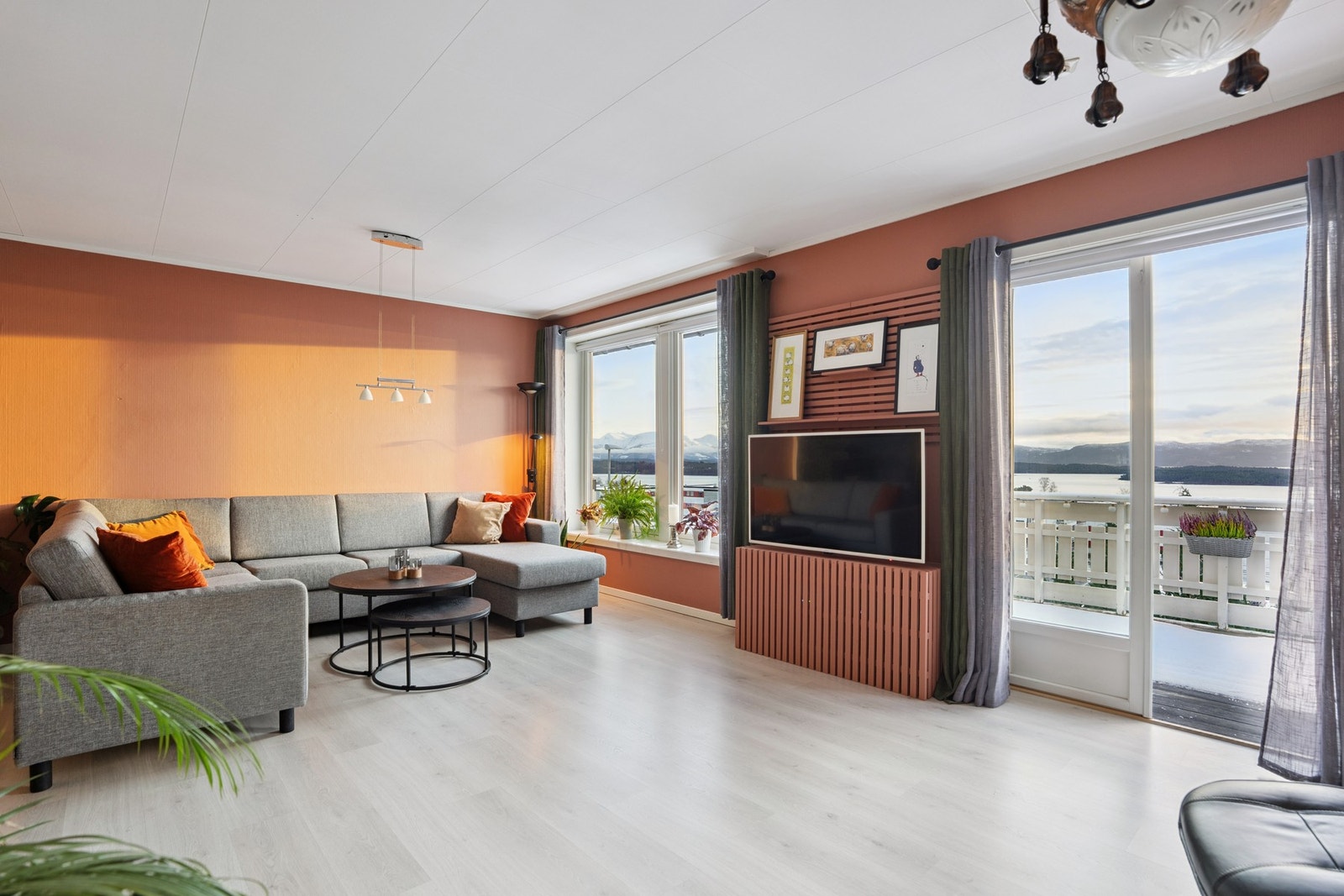 Stuen er fin og lys. Vinduene i stue er fra 2011 Galleribilde