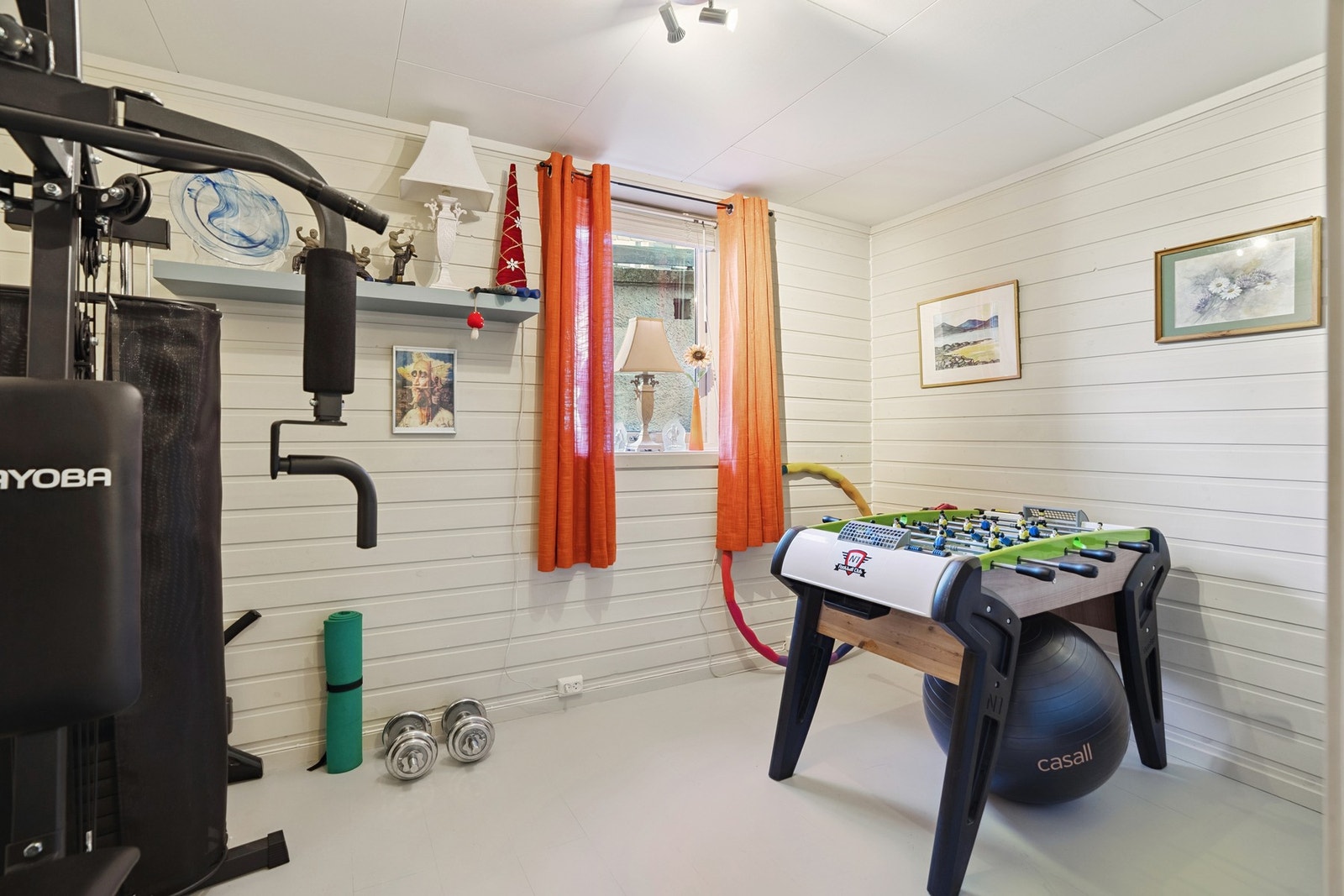 Bod i kjeller innredet som hobbyrom Galleribilde