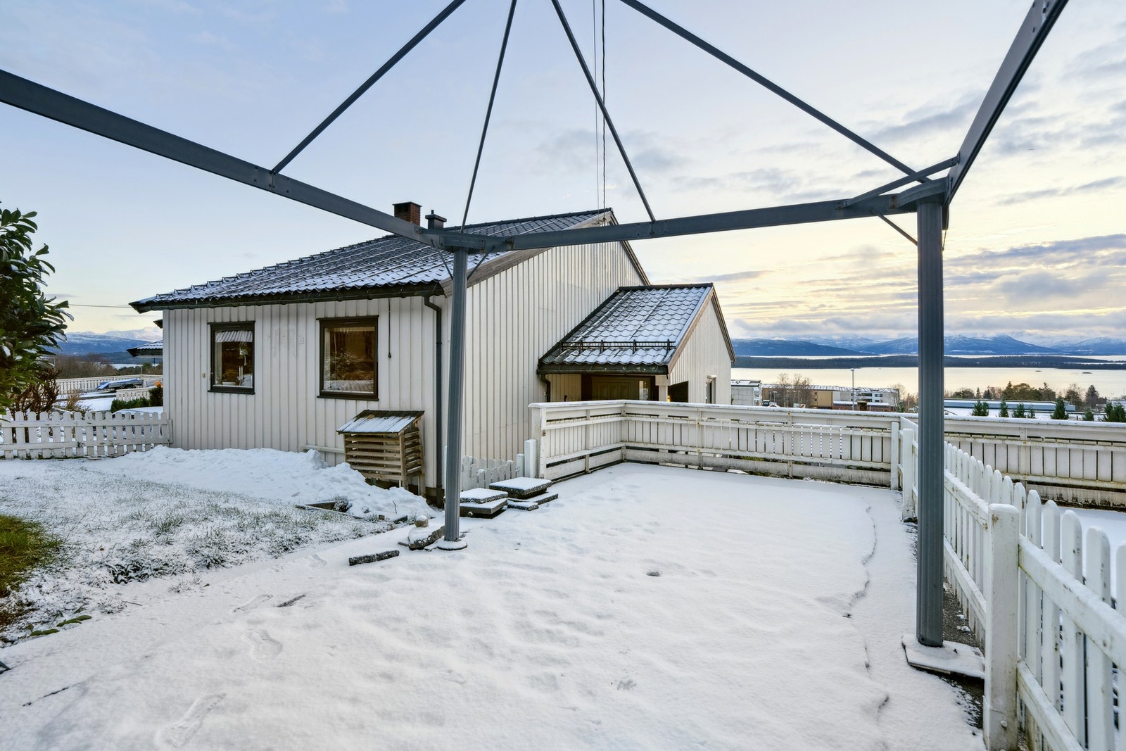 Fin uteplass og plenflekk på bakside Galleribilde