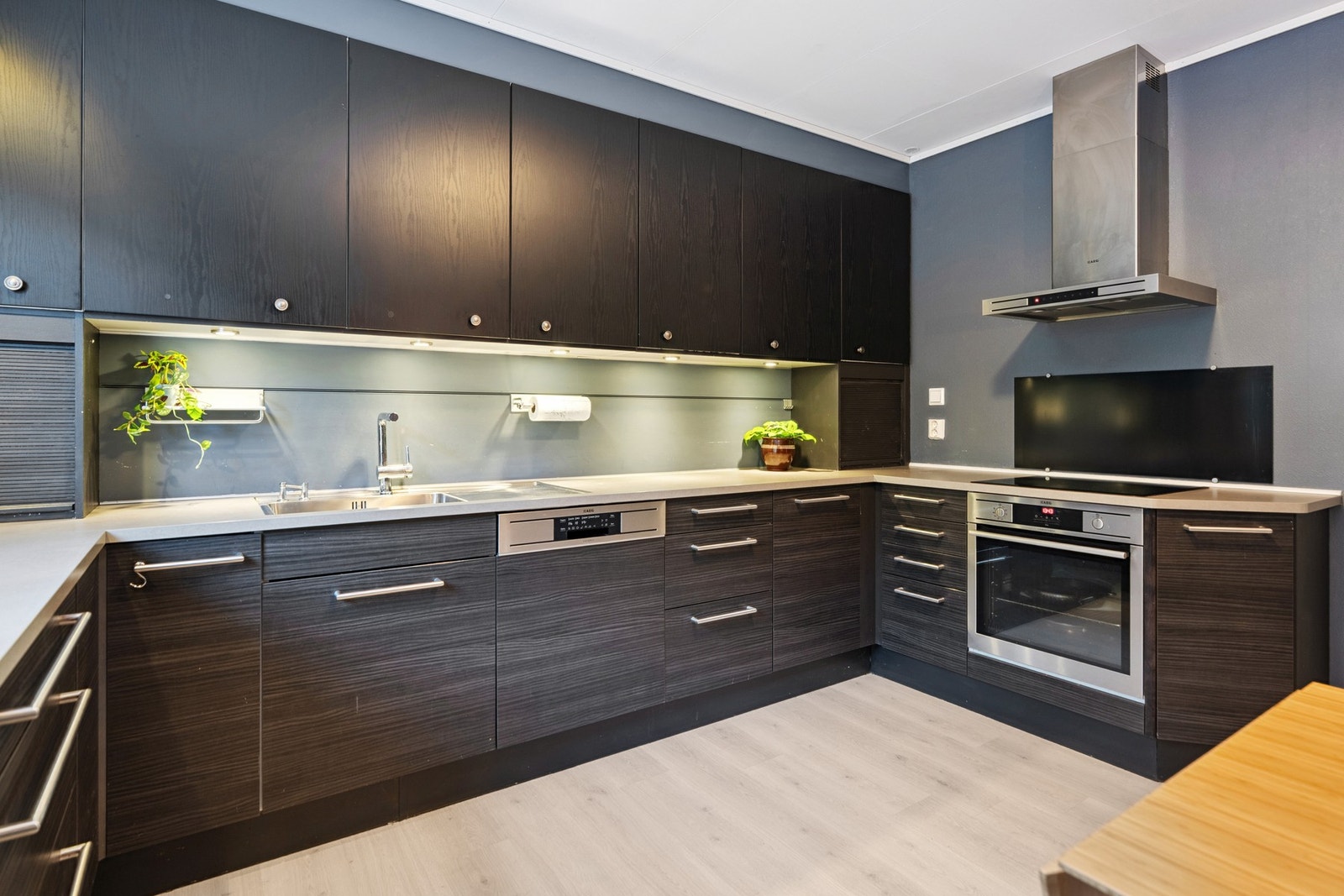 Mye skap og benkeplass. Integrerte hvitevarer. Det er to kjøleskuffer Galleribilde