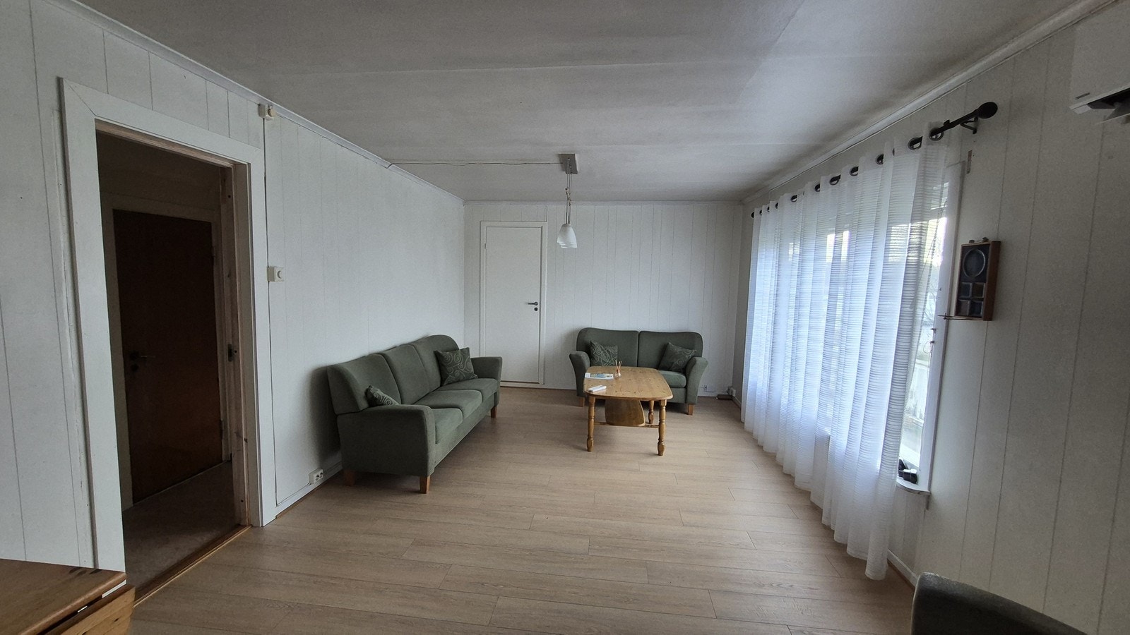 Nytt gulv i fleste rom samt varmepumpe på veggen. Galleribilde