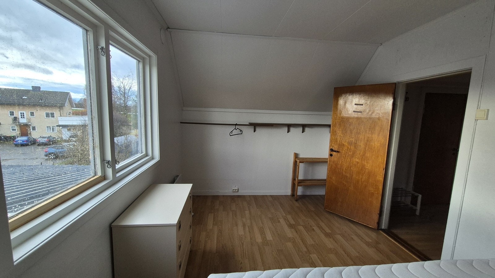 Plass til ekstra kommoder og oppheng til klær. Galleribilde